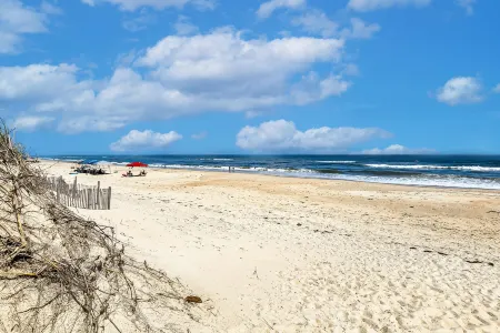 Oceanfront home with 2-tier deck, beach access & sunrise views - 2 dogs welcome Отели в г. Фриско