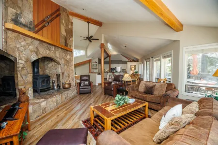 Hot Tub and Recreation Passes with Golf Course View - Stunning Retreat