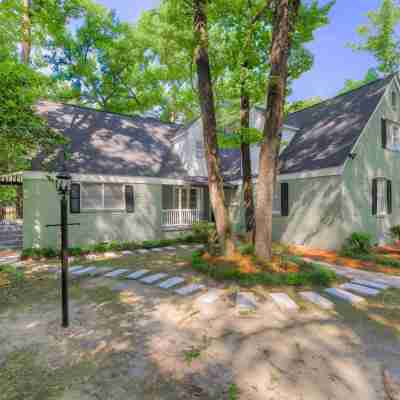 Comfortable Retreat with Smart TV and Assigned Parking - Cozy Haven Hotel Exterior