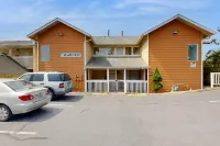 Romance awaits with ocean views & sandy shores at this dog-friendly studio Hotels in Lincoln City