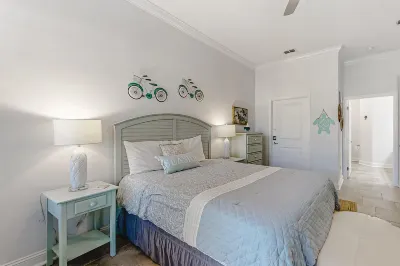 Updated Townhome near the Ocean w/Private Patio, Shared Pool, Central A/C