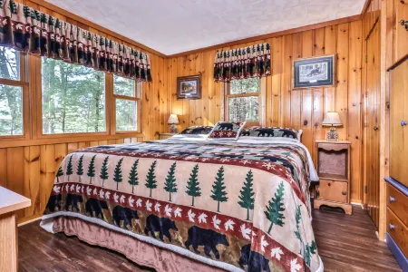 Lake Front with Fire Pit and Kayaks - Tranquil Luxurious Hideaway