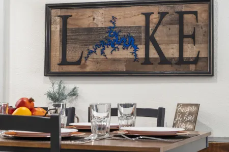 Creekside Retreat with Resort Amenities - Charming Waterfront Oasis Отели рядом с достопримечательностью «The SKY Deck at Parakeet Pete's Waterfront Zipline»