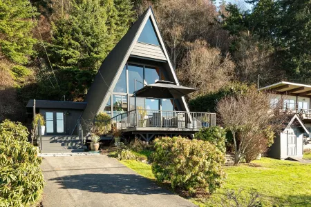 Oversized Deck with Mountain Views - Stunning A-Frame Retreat Отели в г. Порт Ладлоу