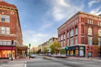 Historic studio with kitchenette & easy parking - near dining & walk to downtown Hotels in Thunderbolt