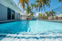 Heated Pool, Hot Tub and Stylish Lounge Area - Spacious Elegant Haven Hotels in Aventura