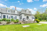 Two Patios and Outdoor Dining Experience - Stylish Coastal Haven