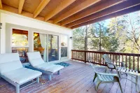 Private alpine hideaway with fireplaces, furnished deck, & designer kitchen - dog-friendly Hotels in Crestline