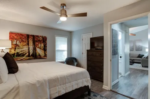 Contemporary Design and Outdoor Space - Stylish Townhome Retreat Hotels in Royal Pines