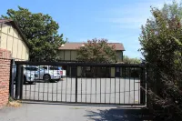 Modern Retreat - WiFi, Central Location, Stylish Decor