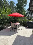 3 Bedroom 2 Bath Heated Pool, 1 Block to Wilton Dr Close to Beaches  Sleeps 6 Отели рядом с достопримечательностью «Заказник Ричардсон Хисторик Парк &»