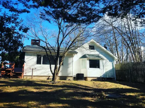 Stunning 5 Bed Waterfront Oasis with Deck over the River