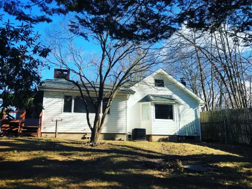 Stunning 5 Bed Waterfront Oasis with Deck over the River Hotels in Ulster