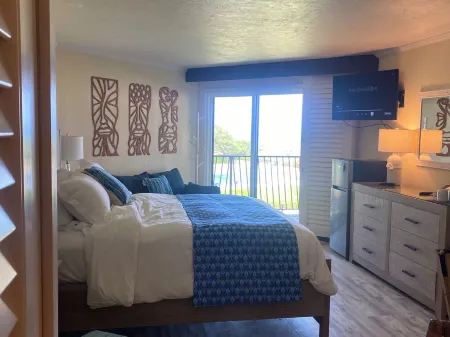 UPDATED 3RD FLOOR UNIT, OCEAN VIEW FROM YOUR BED, OUTRIGGER BEACHFRONT RESORT Отели рядом с Аэропорт Лихуэ