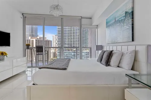 Skyline Views and Infinity Pool Access - Luxurious Designer Haven