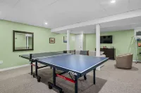 Lower Level Recreation Room and Spacious Yard - Charming Escape Hotel a Harwich Port