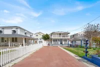 Welcoming Living Space with Balcony and Parking - Modern Retreat