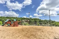 Cozy one-level cabin with pool, hot tub, grill, fireplace, WiFi, & covered deck Hotel di Ruth C Township