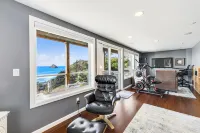 Remodeled home with multiple decks & ocean views - short walk to beach Hotel a Oceanside