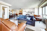 14th-Floor Family-Friendly Condo in Downtown Seattle w/City Views & Free WiFi Các khách sạn ở First Hill