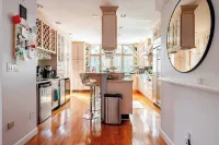 Comfortable & Spacious Luxury Home w/ Chef’s Kitchen only 15 mins to Boston Hotels in Everett