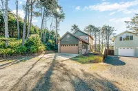 Beautiful Home with Ocean and Yaquina Lighthouse Views - Walk to the Beach