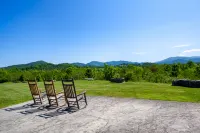 Cozy Fireplace, Outdoor Patio & Community Pool - Elegant Oasis Hotels in Blount County