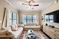 Modern Convenience - Walk to Campus, WiFi, Spacious Hotel a West Lake Hills