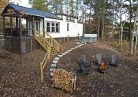 Free Activities and Hot Tub - Charming Tiny House Retreat