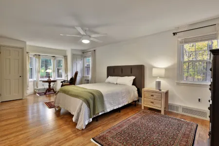 Cozy Fireplace and Lush Garden Oasis - Funky Eclectic Retreat Отели рядом с достопримечательностью «Paramount Theater»