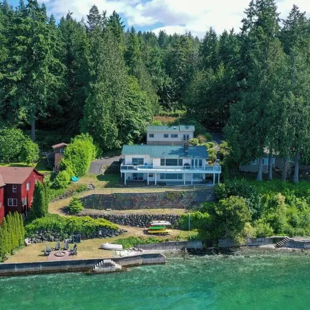 Beautiful Beach House and additional beach cabin with Olympic Mountain view