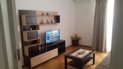 Charming One-Bedroom Apartment in Heart of Athens 拉里薩火車站地區住宿飯店