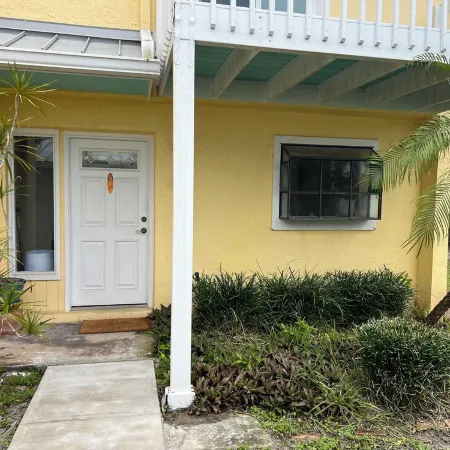 Spacious Oceanview located directly across from beach access - remodeled WIFI