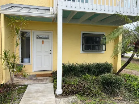 Spacious Oceanview located directly across from beach access - remodeled WIFI