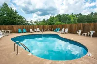 Hot Tub and Arcade Games with Seasonal Pool Access - Charming Retreat