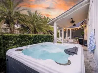 4 Min Walk to Beach~Golf Sim~Hot Tub~Private Backyard~Fire Pit~Outdoor Shower