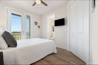 Charming 2-bedroom townhome with AC and WiFi in Pensacola Hotel dekat University of West Florida Innovation Institute