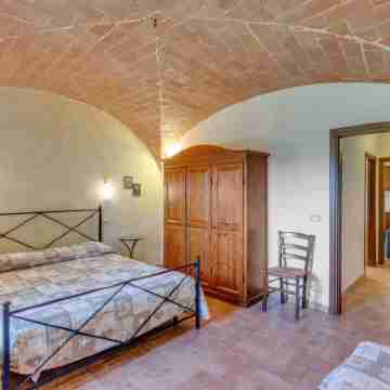 Lavish Holiday Home in Volterra with Pool Rooms
