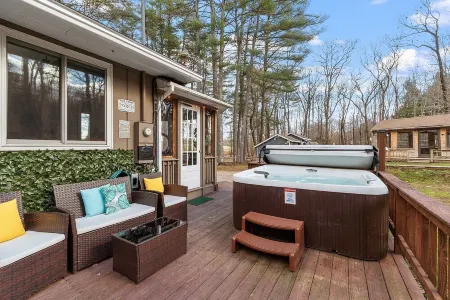 NEW! Woodland Retreat - Hot tub/Game Room/Firepit Отели в г. Тамворт