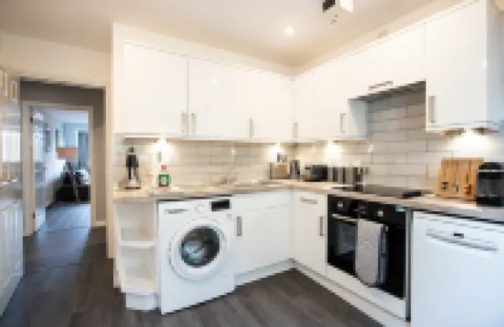 Beautiful Central Apartment with Parking