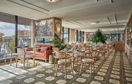 Pendry Washington DC - the Wharf Отели рядом с достопримечательностью «56 Сигнерс оф Деклерейшен оф Индепенденс Мемориал»