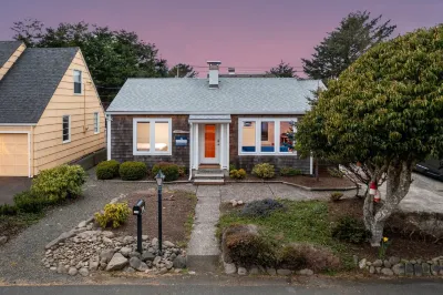 Grey Oak by AvantStay Coastal Charm Near Beach Golf