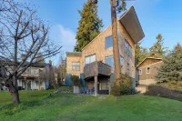 Deck Views Fire Pit Pool 3 Mins to Beach Madrona Tree Retreat by AvantStay South Whidbey Island State Park附近的飯店