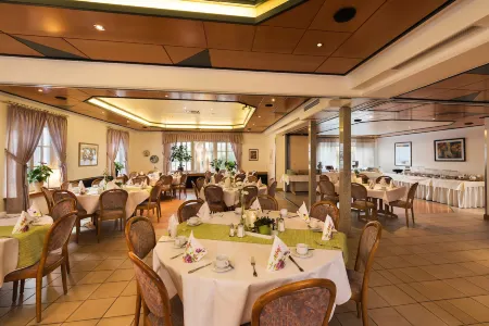 Hotel & Gasthaus Nagel Отели в г. Зюдлон