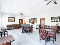 OYO Townhouse Clute Lake Jackson - 2-Star