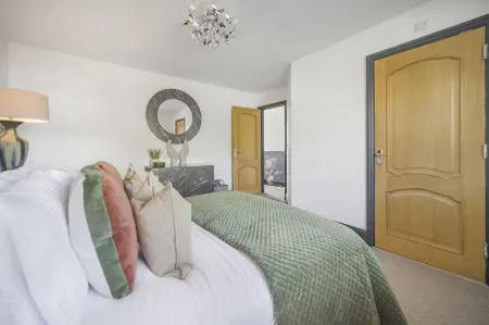 Luxury Coach House Sleeps 12 Five Bedrooms