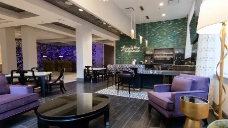 Holiday Inn Club Vacations New Orleans Resort by IHG Отели рядом с достопримечательностью «Центр Морального Конвенции Эрнеста Н»