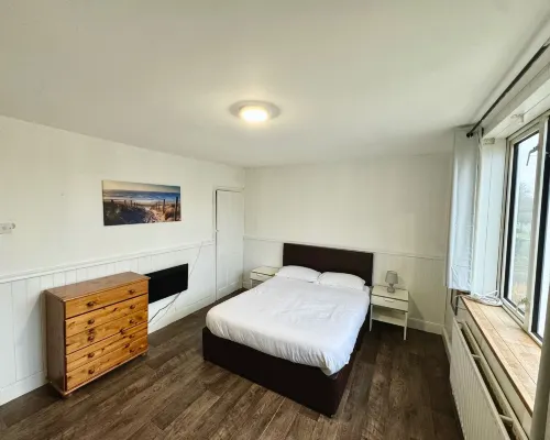 Detached 4Beds - Windsor Heathrow & London Access Hotels in Egham