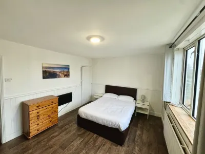 Detached 4Beds - Windsor Heathrow & London Access Hotels near Royal Holloway
