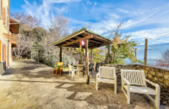 Faby House on Hilly Area and View Lake - Happy Rentals